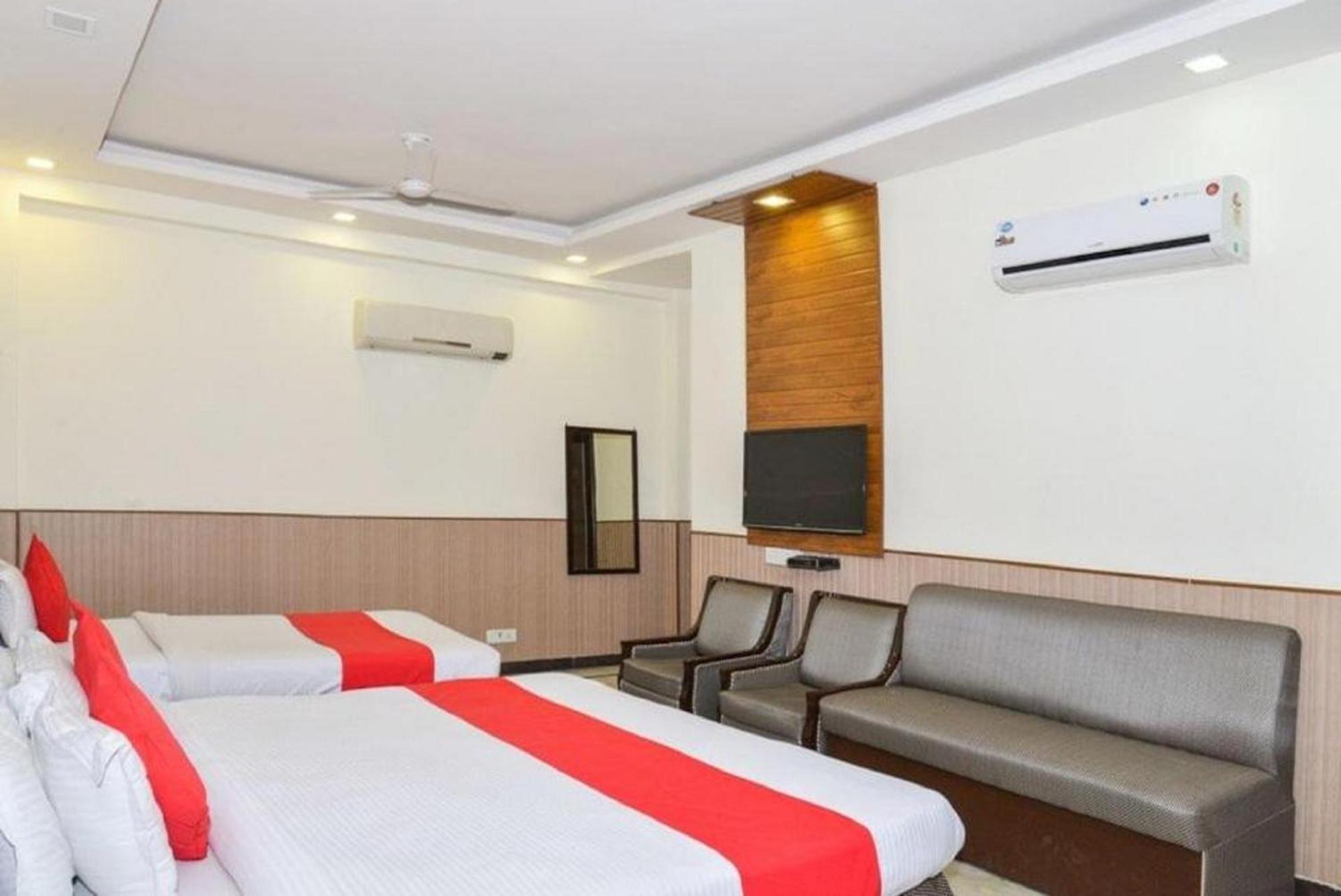 Shanti House Karnail Singh Stadium Gate No 1 Connaught Palace 4 Minuit And 7 Minuit Vfs Shivaji Stadium Metro Station Hotel 3*