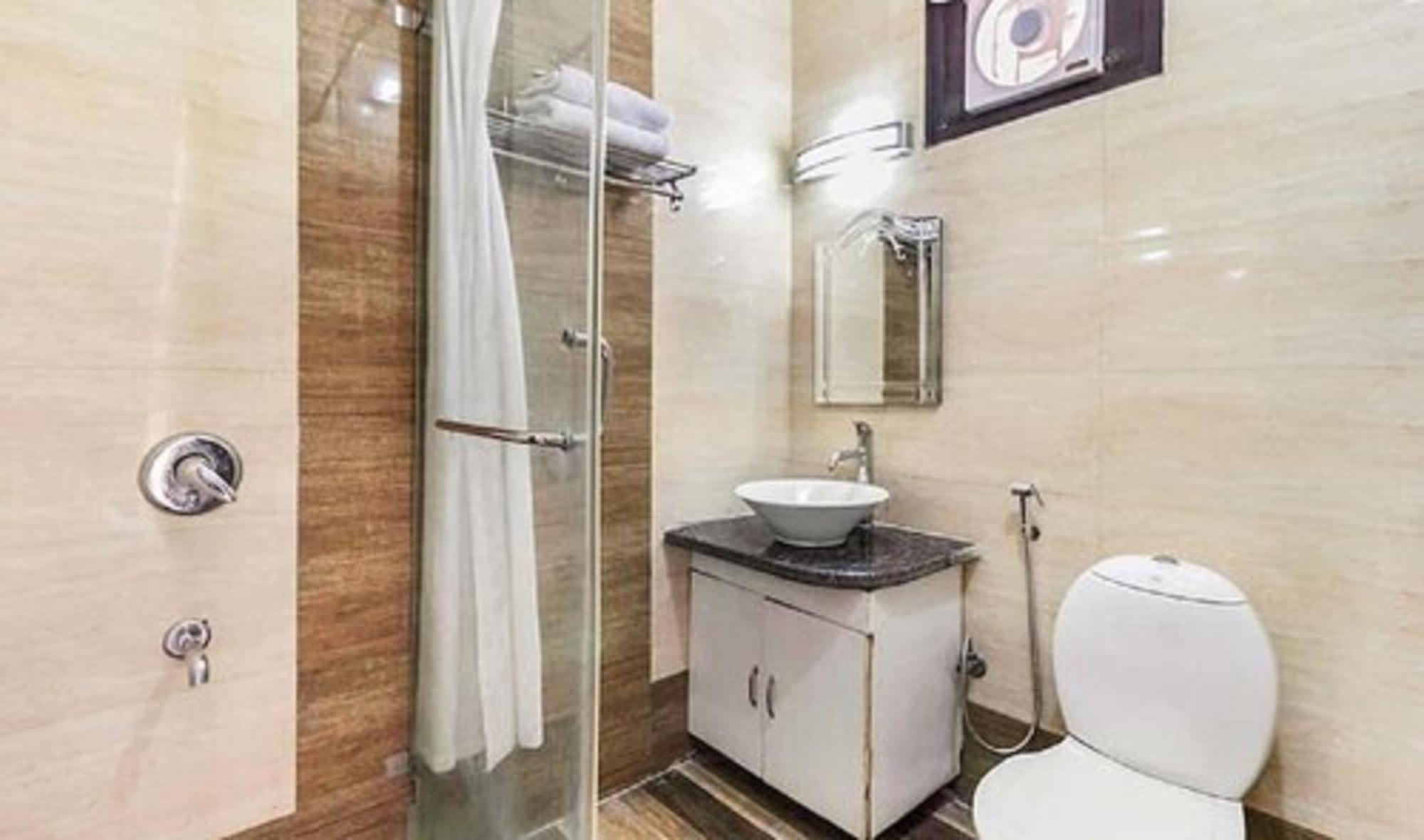 Hotel Shanti House Karnail Singh Stadium Gate No 1 Connaught Palace 4 Minuit And 7 Minuit Vfs Shivaji Stadium Metro Station 3*