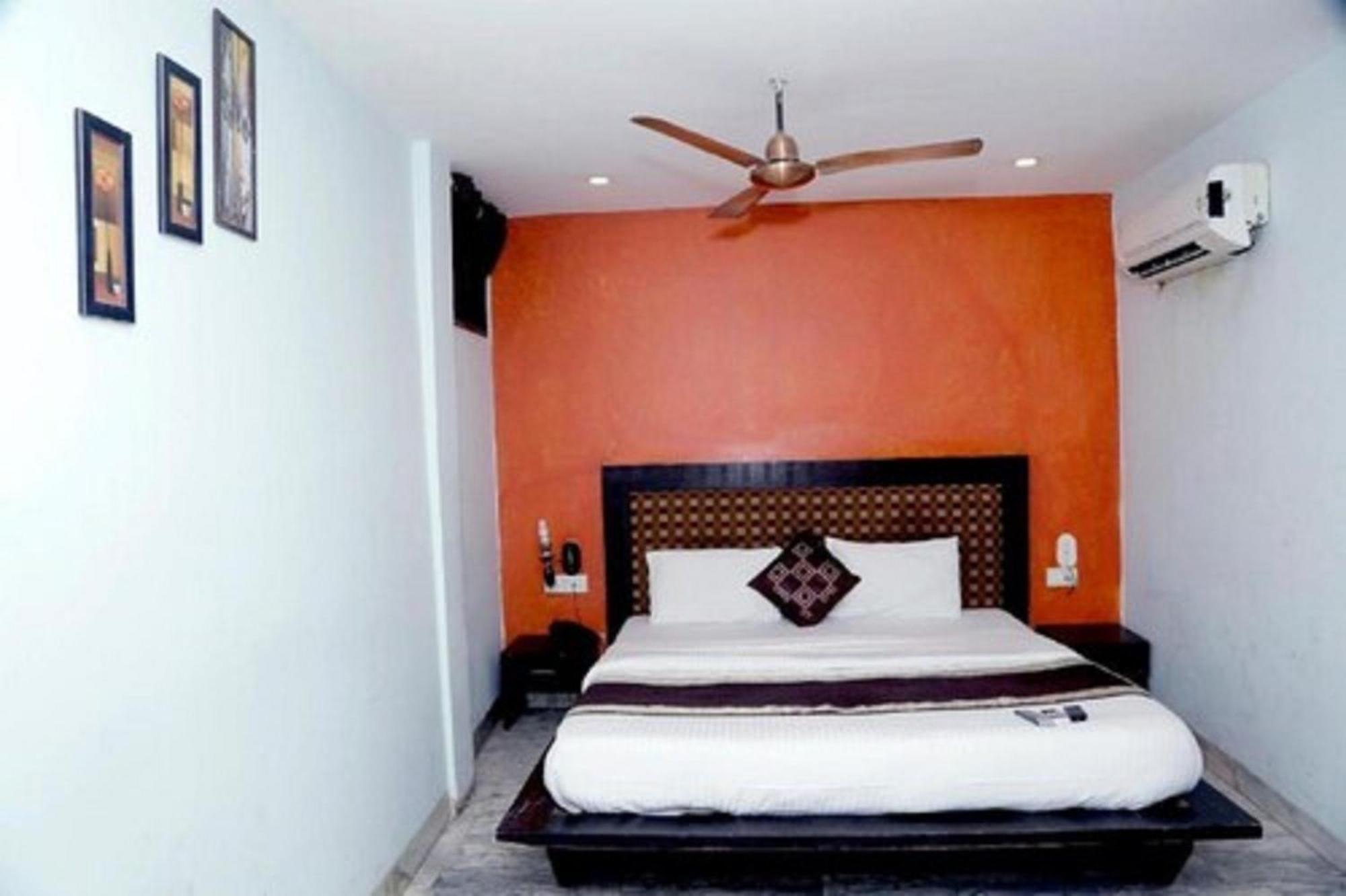 Shanti House Karnail Singh Stadium Gate No 1 Hotel